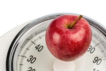 Apfel liegt auf einer Waage
