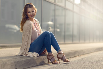 Hübsche junge modische Frau