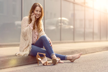 Modische attraktive Frau telefoniert mit ihrem Handy