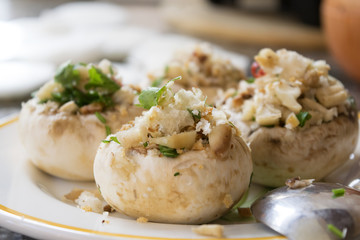 stuffed mushrooms with pine nuts and breadcrumbs