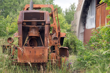 Fototapeta na wymiar Rostiger Traktor