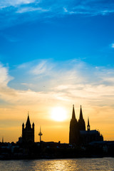 Fototapeta na wymiar Kölner Dom bei Sonnenuntergang