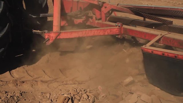 Rastrillo mecanico para recoger piedras de la tierra