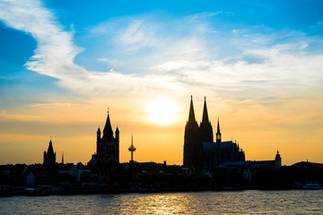 Kölner Dom bei Sonnenuntergang