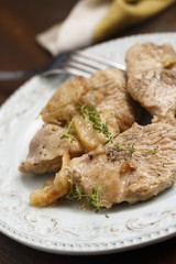 Turkey with thyme and apples