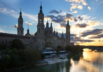 Fototapeta premium Cathedral of Our Lady of the Pillar and Ebro river in evening. Z