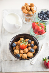 Frühstücks Cerealien mit frischen Beeren und Milch
