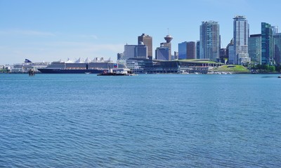 Fototapeta na wymiar View of the Vancouver skyline from Stanley Park