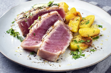 Thunfisch Steak mit Bratkartoffel