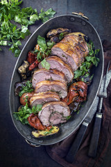 Lammrollbraten mit Grillgemüse in Kasserolle