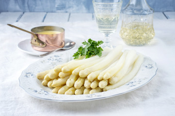 Weißer Spargel auf Teller