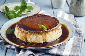 Creme Brulee auf Teller