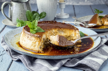 Creme Brulee auf Teller