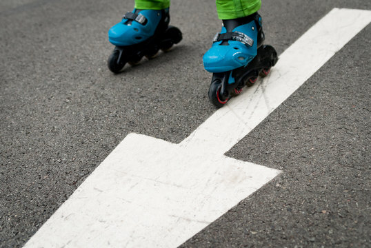 Inline in-line skating arrow asphalt road