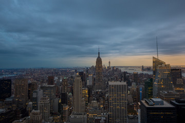 Fototapeta na wymiar Anochece en Manhattan