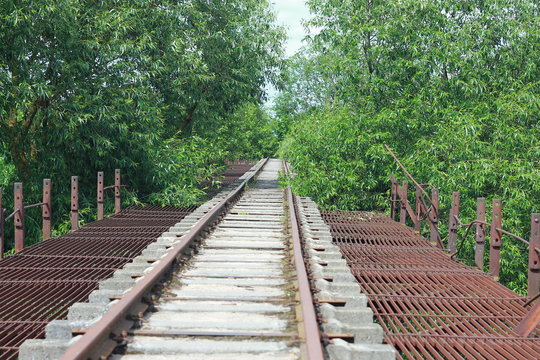 Железнодорожный заброшенный мост