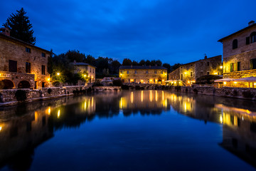 Plakat The characteristic of Bagno Vigoni, besides the thermal waters, is its unchanged structure.