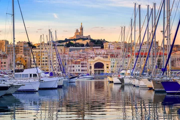 Crédence de cuisine en verre imprimé Lieux européens Yachts dans le Vieux-Port de Marseille, France