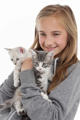 fillette portant deux chatons européens