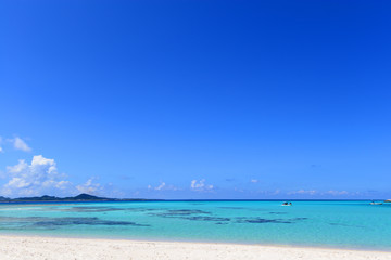 沖縄の美しい海とさわやかな空 