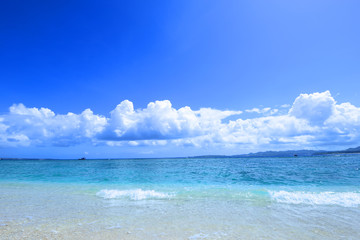 Fototapeta na wymiar 沖縄の美しい海とさわやかな空 