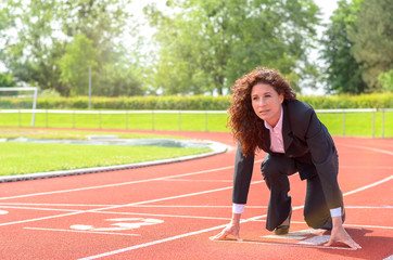 Obraz premium Determined businesswoman in the starting position