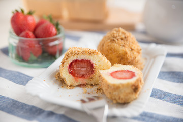 Erdbeerknödel mit Butterbrösel 