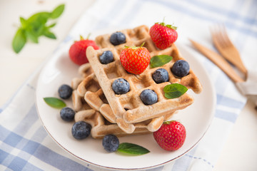 Belgische Waffeln mit frischen Beeren