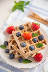 Belgische Waffeln mit frischen Beeren