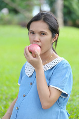 Fototapeta premium Asian pregnant women using hand catch apple up eating.