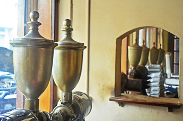 Obraz na płótnie Canvas old vintage coffe grinder