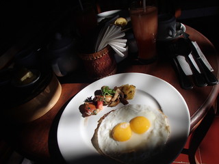 朝日の中の朝食