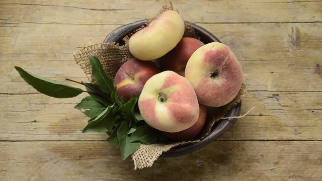 Prunus Persica バントウ 蟠桃 Pesca tabacchiera Saturn Peach אפרסק פיתה Platicarpa كعب الغزال Pessegueiro Platycarpa هلو انجیری Paraguayo Brzoskwinia zwyczajna Lamevirsik Paraguaya فاكهة Персик Şeftali