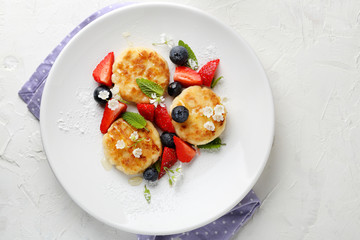 pancakes with honey and berries