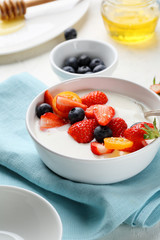 cereal with yogurt and berry