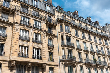Fototapeta na wymiar Facades of some traditional buildings in downtown Paris, France