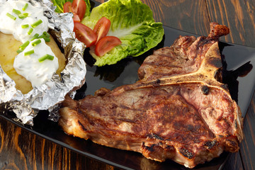 Gegrilltes T-Bone Steak mit Folienkartoffel