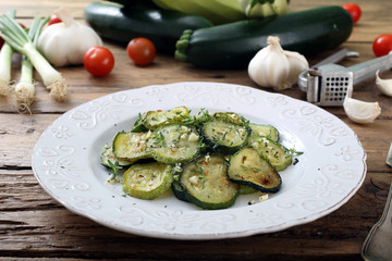 verdure zucchine cucinate  su sfondo rustico