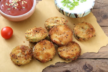 alimentazione vegetariana verdure zucchine gratinate o fritte su sfondo rustico
