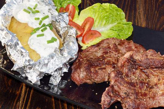 Gegrillte Rindersteaks mit Folienkartoffel