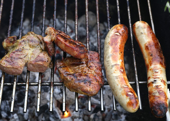 Grillen_Steaks_Bratwurst_Grillrost_Glut