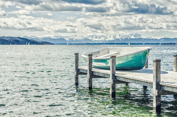 Boot  auf Steg am Starnberger See