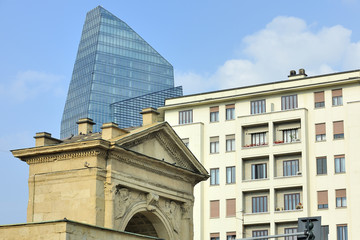 Naklejka premium Milano Porta Nuova arco antico e palazzi moderni