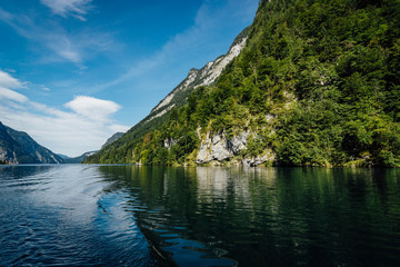K&ouml;nigssee unter blauem Himmel