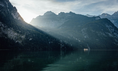 Boot am K&ouml;nigssee im Sonnenuntergang