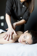 Obraz na płótnie Canvas Young woman having massage