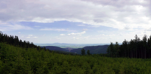Widok z Platformy widokowej na Kamionki i Dzierżoniów 