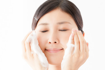 洗顔をする女性、泡