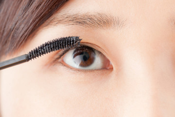 Obraz premium マスカラを塗る女性