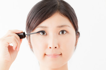 Fototapeta premium マスカラを塗る女性